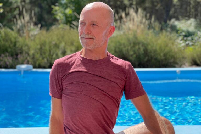 Photo d'un prof de yoga en posture dos tournÃ© vers l'arriÃ¨re sur fond de piscine bleue.
