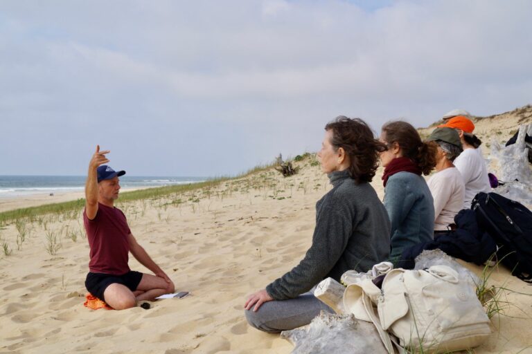 Photo de Mehdi de Born Yoga sur la plage avec 4 personnes en train de mÃ©diter.
