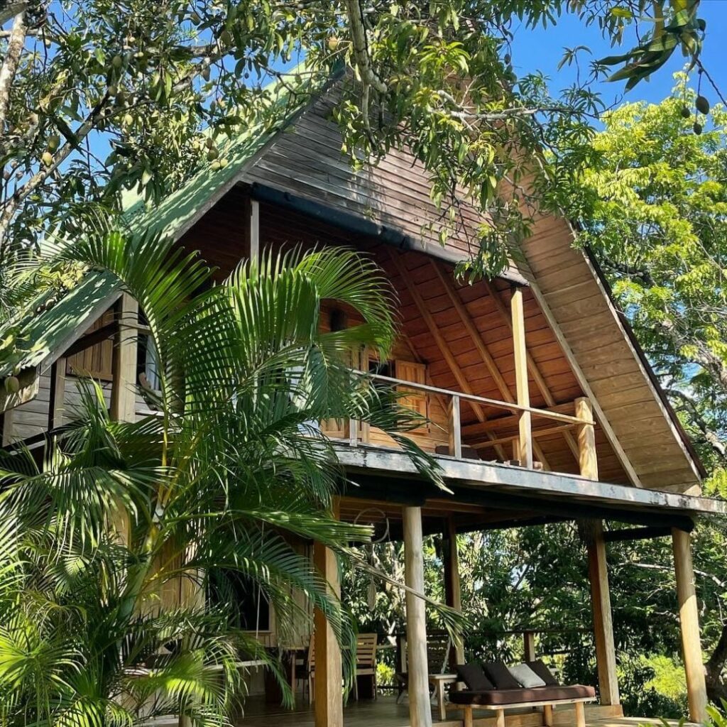 Photo d'une cabane dans les arbres au Costa Rica.