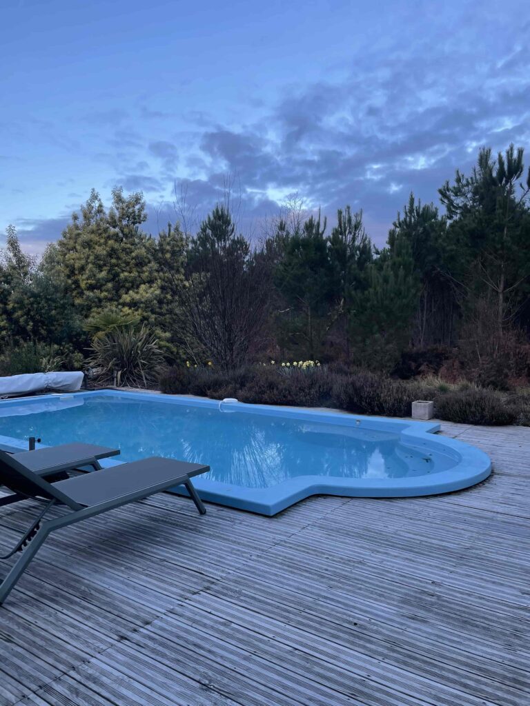 Photo d'une piscine et sa terrasse en bois.