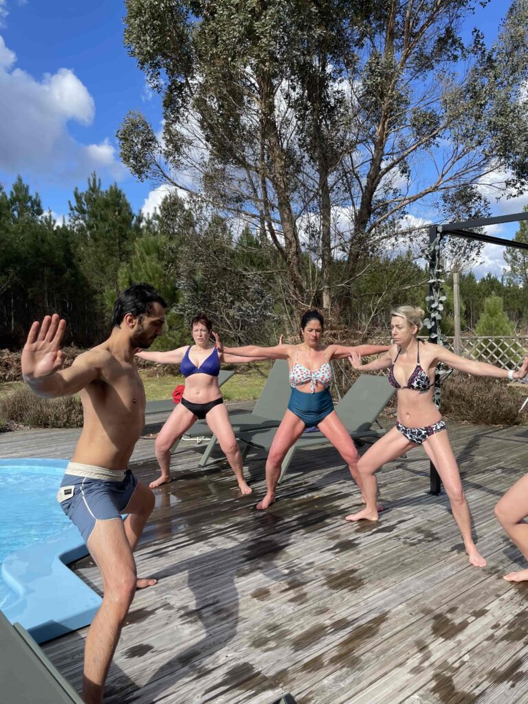 Photo d'un groupe en train de s'entrainer à la respiration devant une piscine.