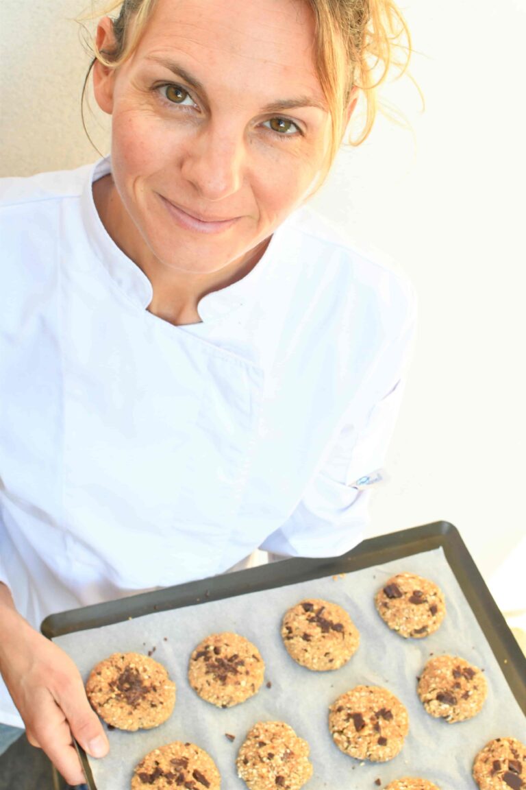 Photo d'une cuisinière avec son plateau de cookies.