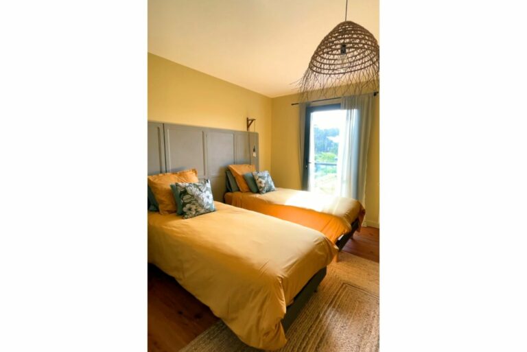 Photo de la chambre Costa Rica avec deux lits 1 place à la Grange du Coulin.