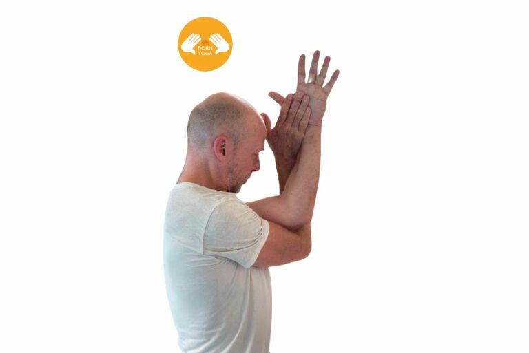 Photo de Mehdi Becquet en posture de yoga mains croirées.