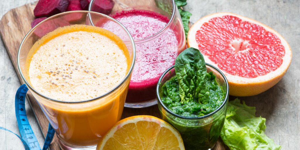 Photo de plusieurs verres de jus détox colorés.