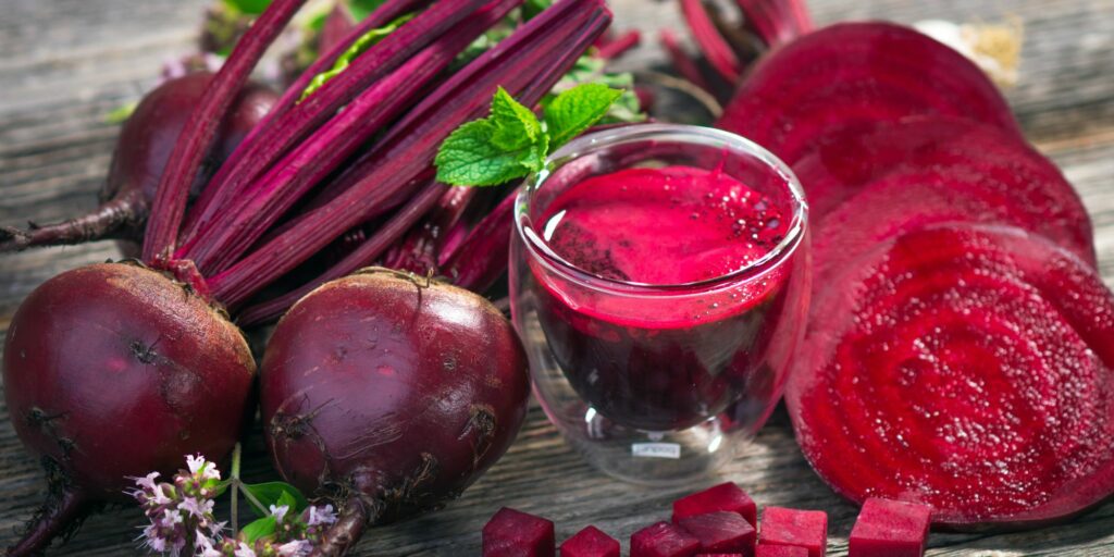 Photo d'un verre de jus détox à la betterave.