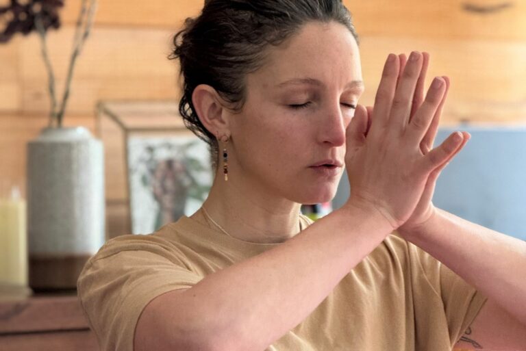 justine-pause-yoga-pura-vida