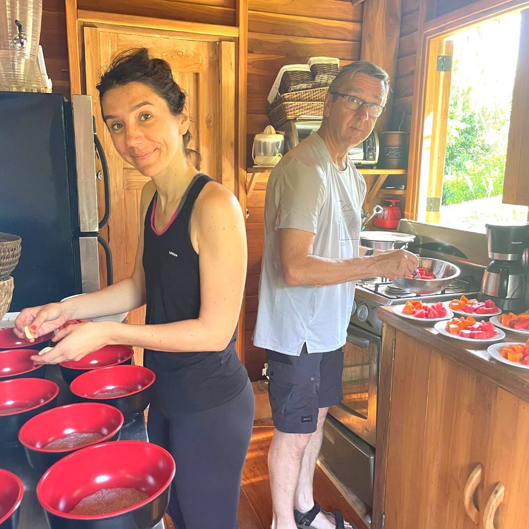 Photo d'un homme et d'une femme en train de cuisiner.