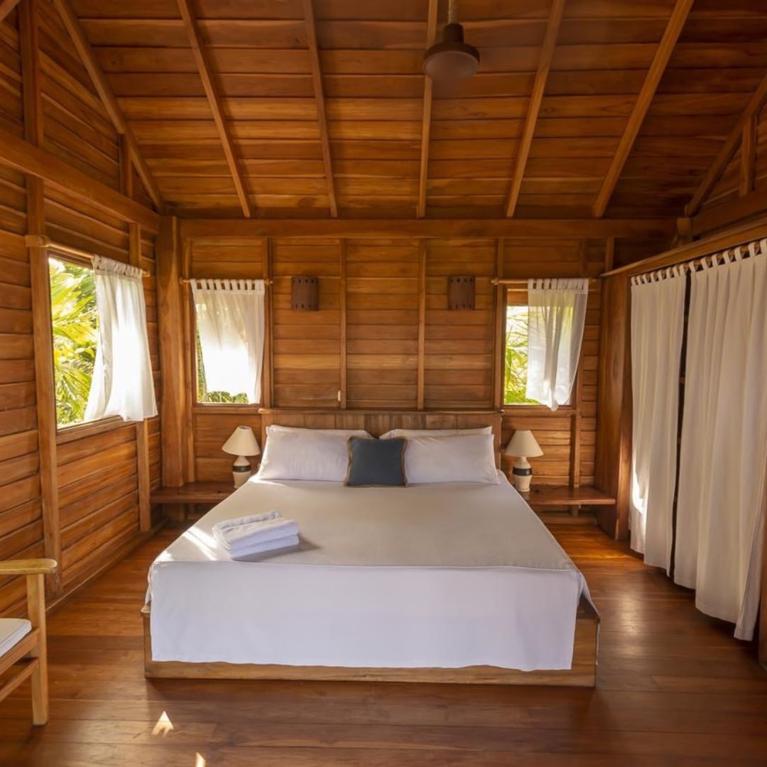 Photo d'une chambre en bois avec un lit deux personnes.