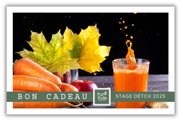 Montage photo d'un bon cadeau avec une photo de jus de légumes orange, de carottes et feuilles dérable avec un bandeau de couleur kaki indiquant "Bon Cadeau Stage Détox 2025".