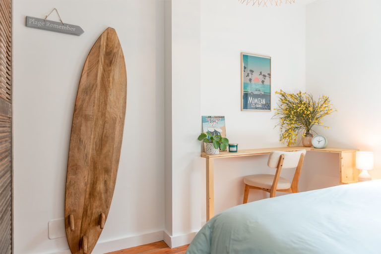 Photo lumineuse de l'espace bureau et planche de surf en bois.