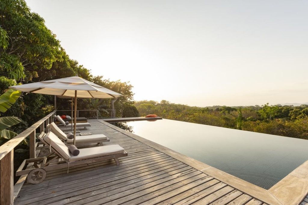 Photo de la terrasse avec piscine sans personne à Calamocha Lodge au Costa Rica.