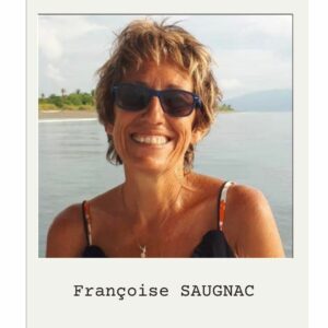 Montage photo imitation polaroïd de Françoise Saugnac portant ses lunettes de soleil sur fond de plage au Costa Rica.