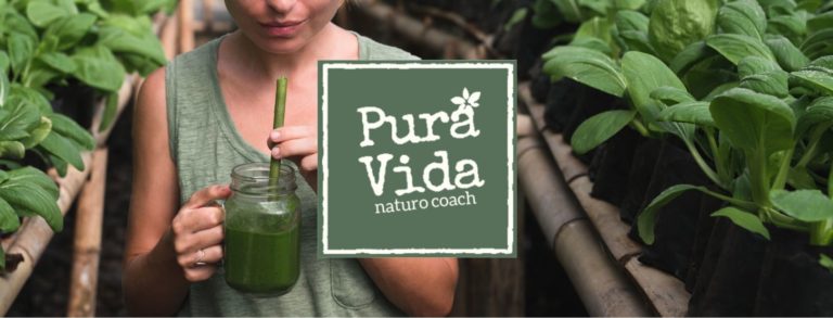 Montage d'une photo d'une femme avec un jus vert à la main dans une allée de plantes et du logo Pura Vida Naturo Coach.