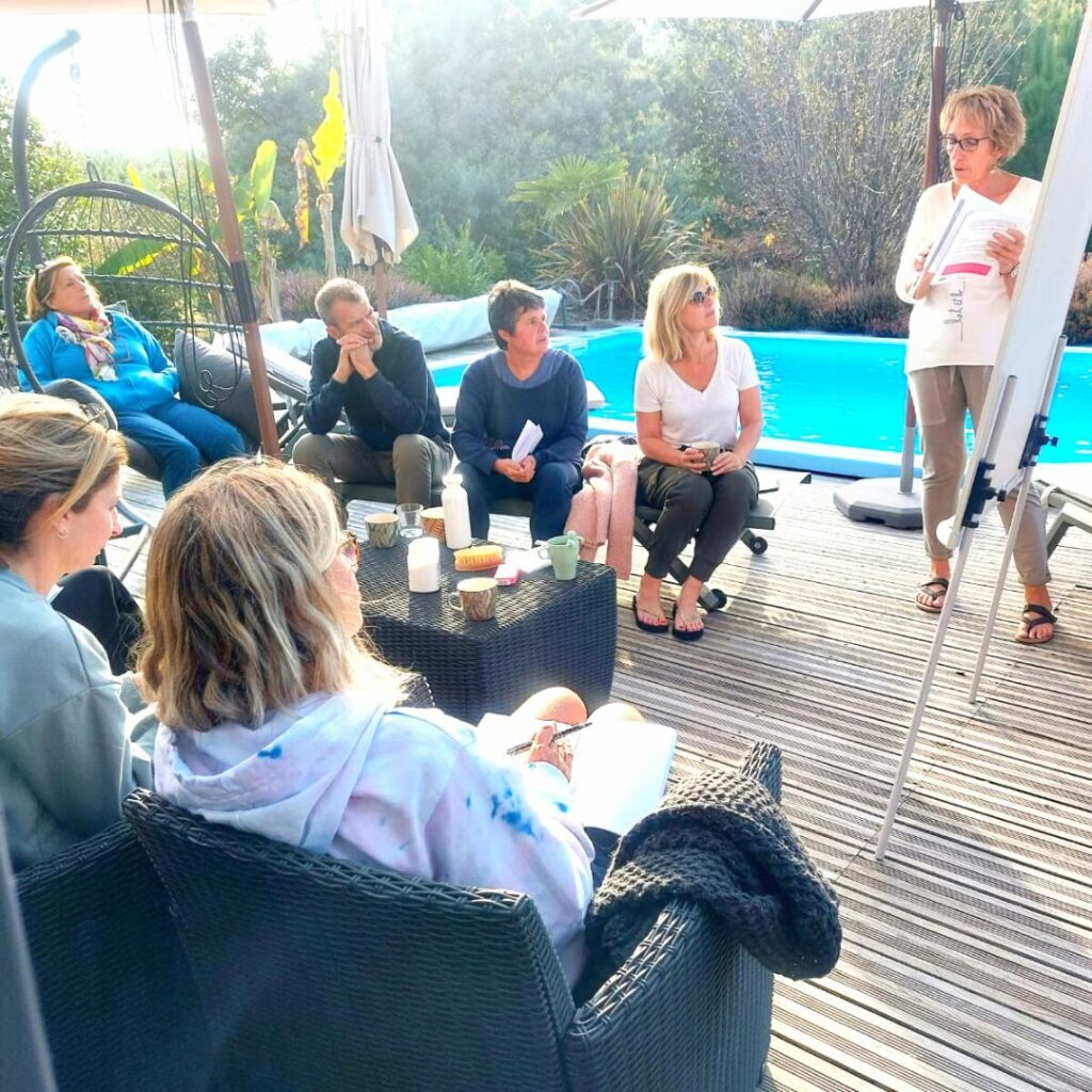 Photo d'un groupe de personnes autour de la piscine en train d'assister à un atelier bien-être sur la naturopathie.