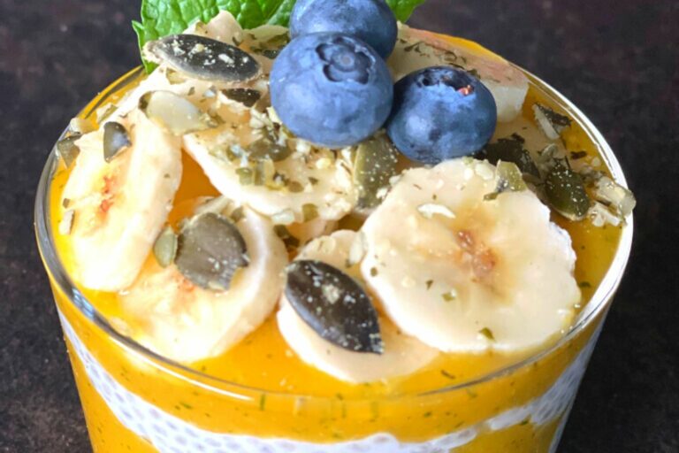 Photo d'un pudding de graines chia avec son topping de fruits banane et myrtille.