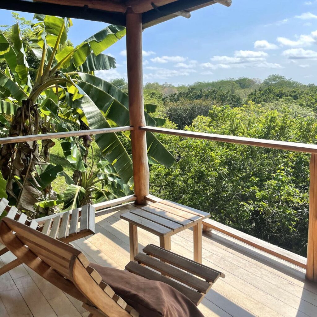 Photo de la terrasse en bois face à la vue du Costa Rica.