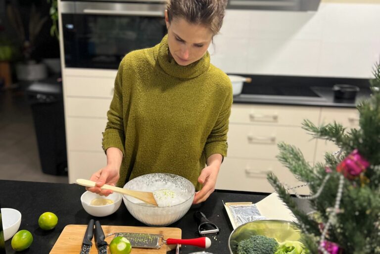 Céline Gisselbrecht en train de cuisiner.