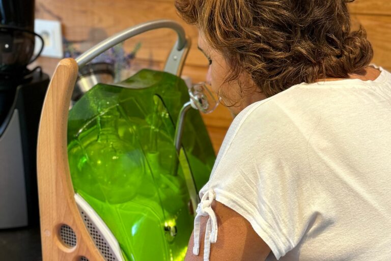 Photo d'une femme devant le Bol d'air Jacquier, un appareil destiné à la respiration d'air oxygéné.