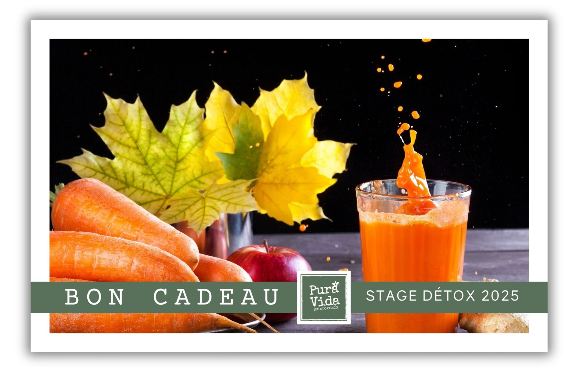 Montage photo d'un bon cadeau avec une photo de jus de légumes orange, de carottes et feuilles dérable avec un bandeau de couleur kaki indiquant "Bon Cadeau Stage Détox 2025".