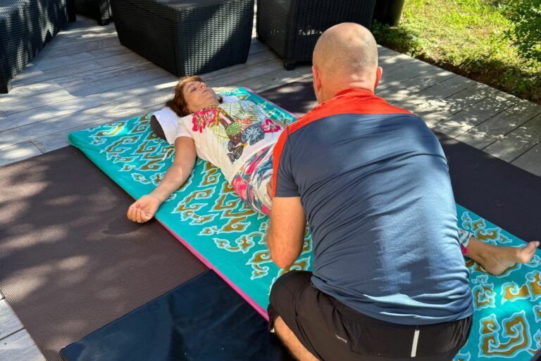 Photo d'un homme et d'une femme recevant un massage thaï.