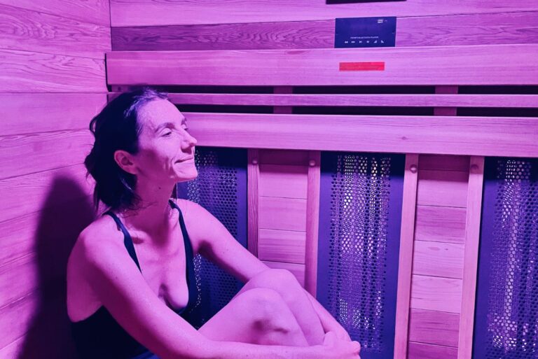 Photo d'une femme assise dans un sauna infrarouge.